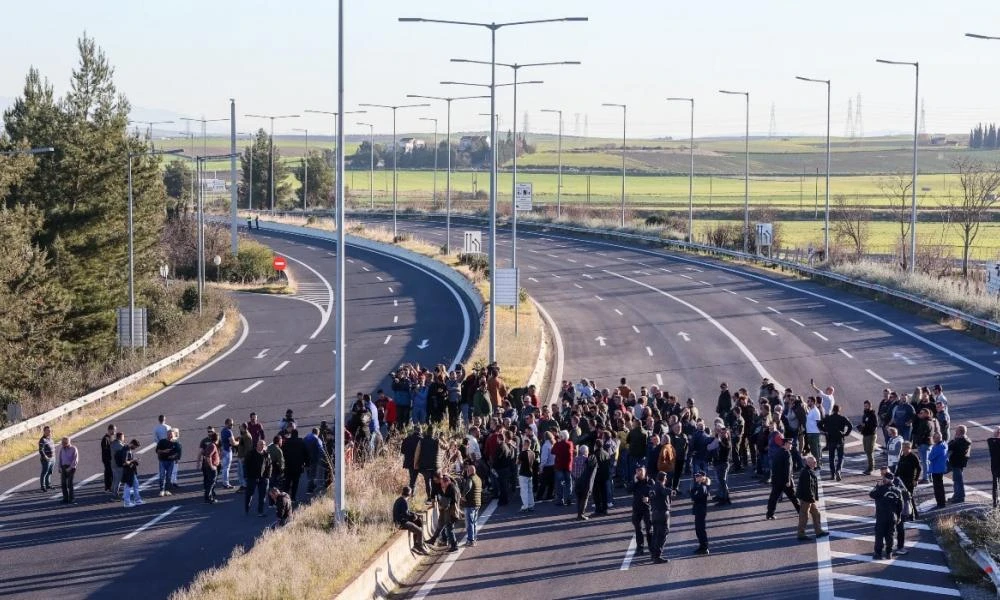 Επί ποδός στα μπλόκα: Οι αγρότες έκλεισαν την εθνική οδό στο 210ο χλμ. πριν τη Λαμία